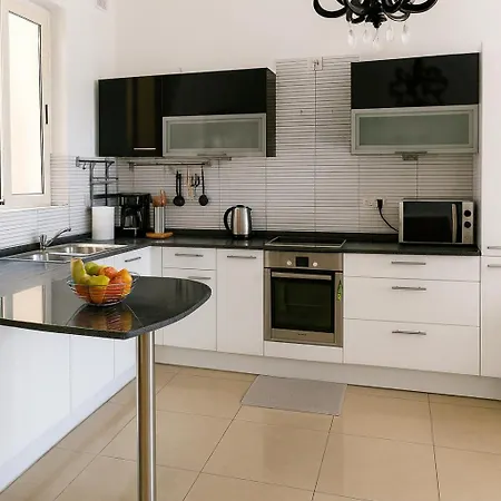 Modern Penthouse With 2 Bedroom & 2 Terraces By Seafront Walk Apartment *