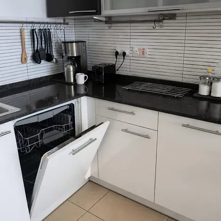 Modern Penthouse With 2 Bedroom & 2 Terraces By Seafront Walk Lägenhet